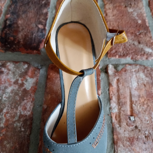 Two toned t-strap shoes - Picture 2 of 7